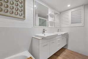 Hair dryer, towels - 2 Bedroom GF Apartment with Garden @ Surf Dance (Sunshine Coast)