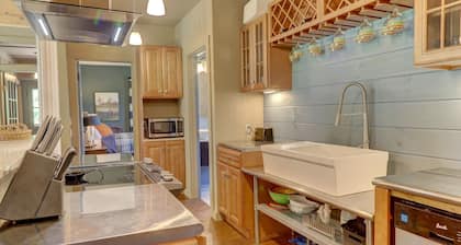 The Lodge- 3-bedroom with WiFi, AC and pool in gorgeous Amenia