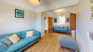 Smart TV, books, stereo - Bubblegum Cottage, a cosy, pet friendly seaside retreat in the heart of St Ives (St Ives)