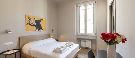 2 bedrooms, desk, iron/ironing board, WiFi