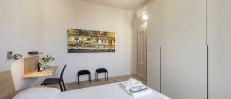 2 habitaciones, escritorio, tabla de planchar con plancha y wifi