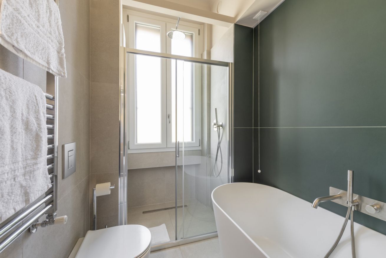 Douche, sèche-cheveux, bidet, serviettes fournies