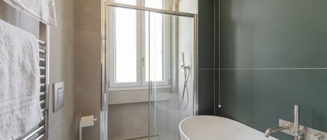 Douche, sĂšche-cheveux, bidet, serviettes fournies