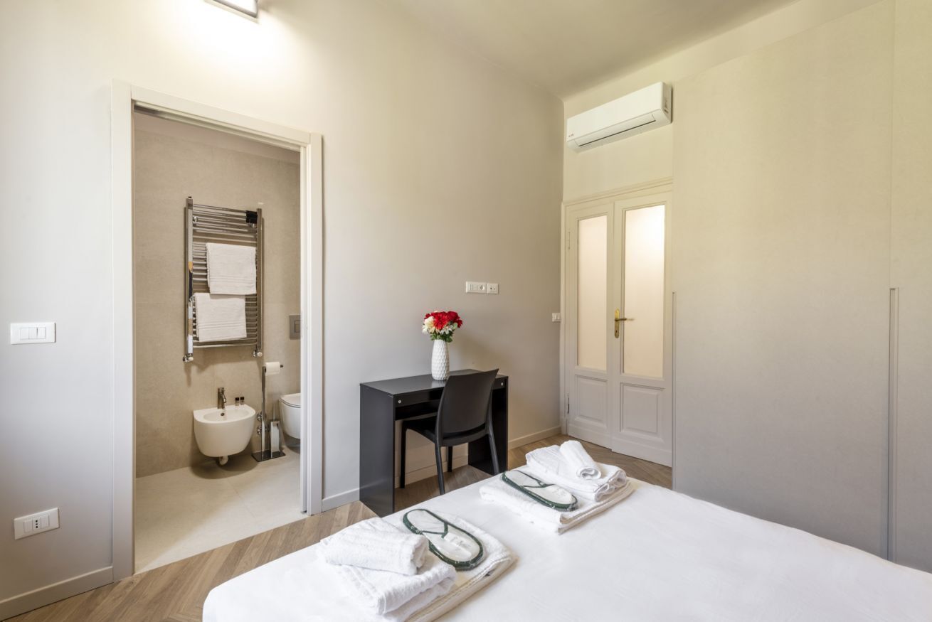 2 室のベッドルーム、デスク、アイロン / アイロン台、WiFi