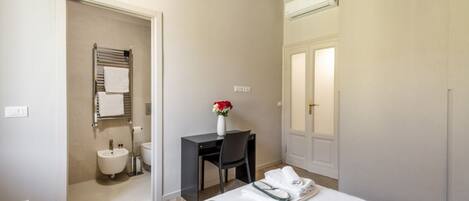 2 室のベッドルーム、デスク、アイロン / アイロン台、WiFi