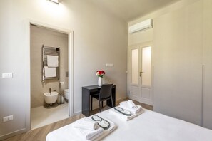 2 bedrooms, desk, iron/ironing board, WiFi