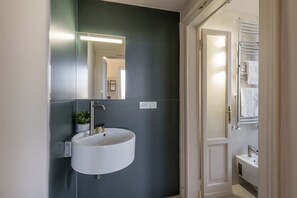 Dusj, hårføner, bidé og håndklær