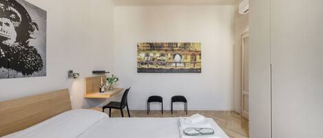 2 habitaciones, escritorio, tabla de planchar con plancha y wifi