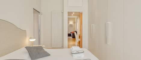 1 habitación, escritorio, tabla de planchar con plancha y wifi