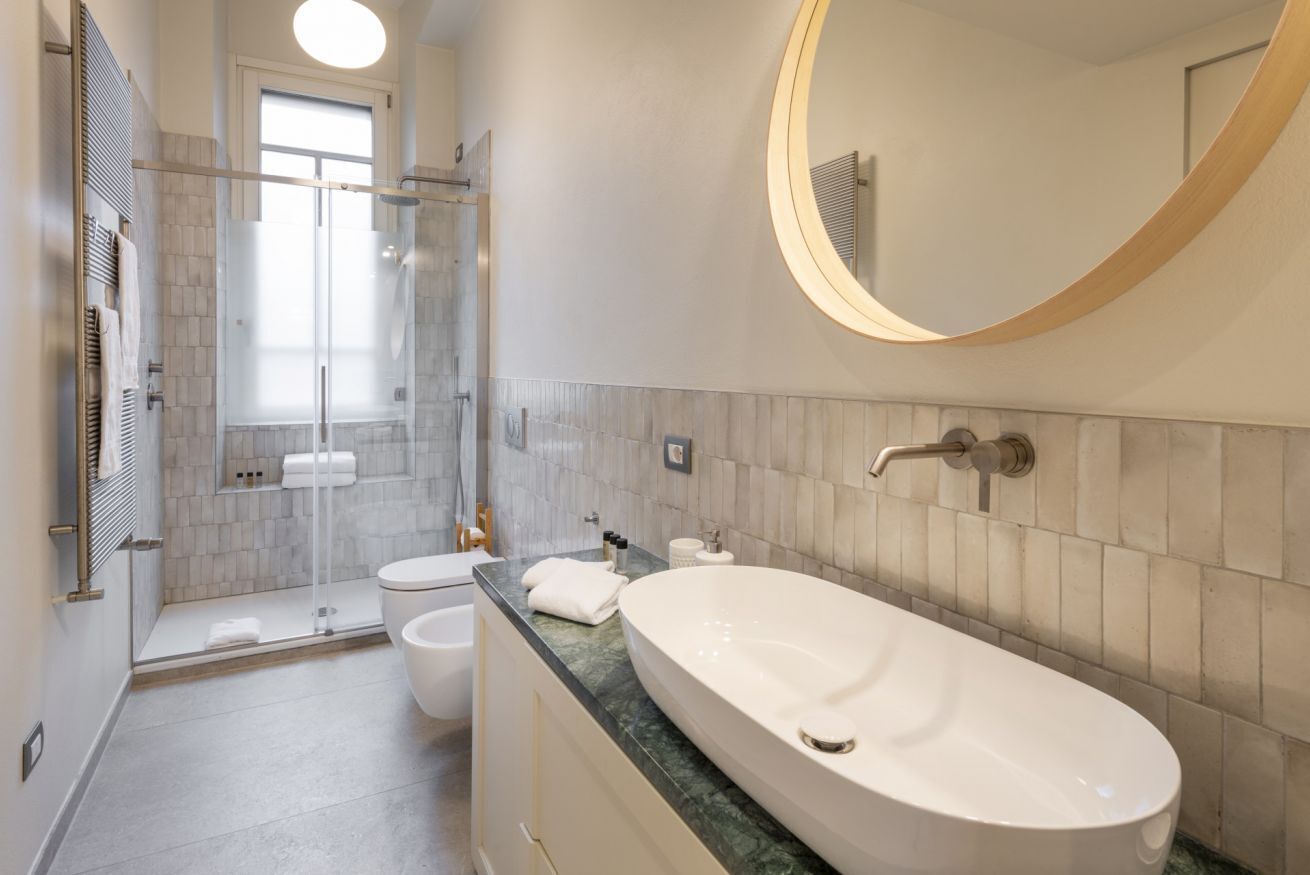 Shower, hair dryer, bidet, towels