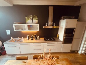 Private kitchen - Beautiful 2-bedroom artist's apartment with all comforts in the heart of Saint-Gilles (Saint-Gilles)
