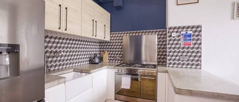 Appartement familial, vue sur la ville | Cuisine privée | CafetiÚre-théiÚre, bouilloire électrique, grille-pain