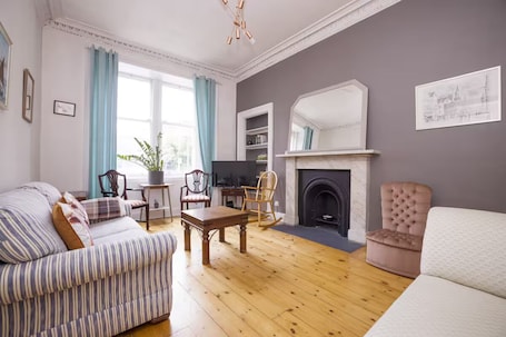 Familienapartment, Stadtblick | Wohnbereich | 24-Zoll-Flachbildfernseher mit Kabelempfang. Splendid 2bed Apt near Haymarket
