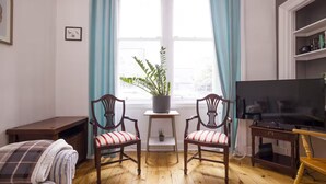 Living area - Splendid 2bed Apt near Haymarket (Edinburgh)