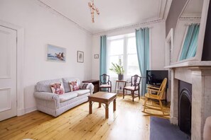 Living area - Splendid 2bed Apt near Haymarket (Edinburgh)