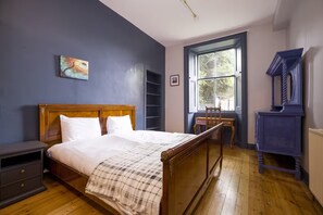 Family Apartment, City View | 2 bedrooms, iron/ironing board, free WiFi - Splendid 2bed Apt near Haymarket (Edinburgh)