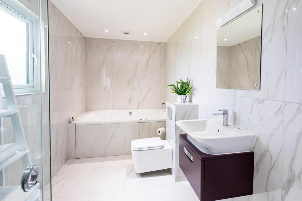 Cabana superior, vista para o lago | Banheiro | Toalhas de banho, sabonete, shampoo, papel higiênico