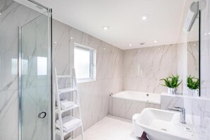 Superior Cabin, Lake View | Bathroom | Towels, soap, shampoo, toilet paper - The Vale Golf and Country Club (Pershore)