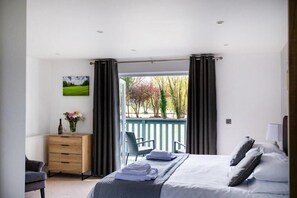 Cabin, Lake View | 1 bedroom, in-room safe, iron/ironing board, free WiFi - The Vale Golf and Country Club (Pershore)