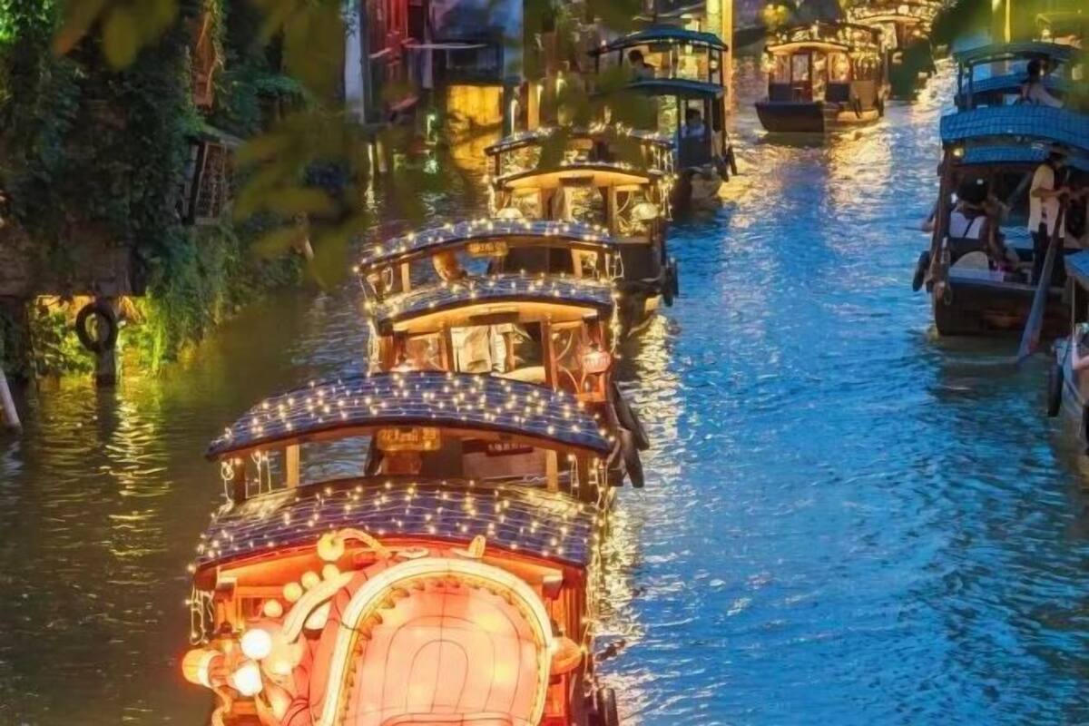Un canal amb vaixells.