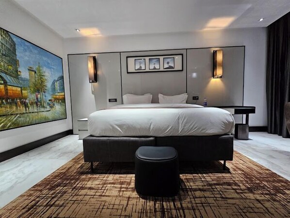 Family Room, Balcony, City View