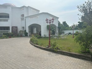 Exterior - Spacious 7-bedroom villa in terrific Chennaion the beach side  with WiFi, AC (Chennai)