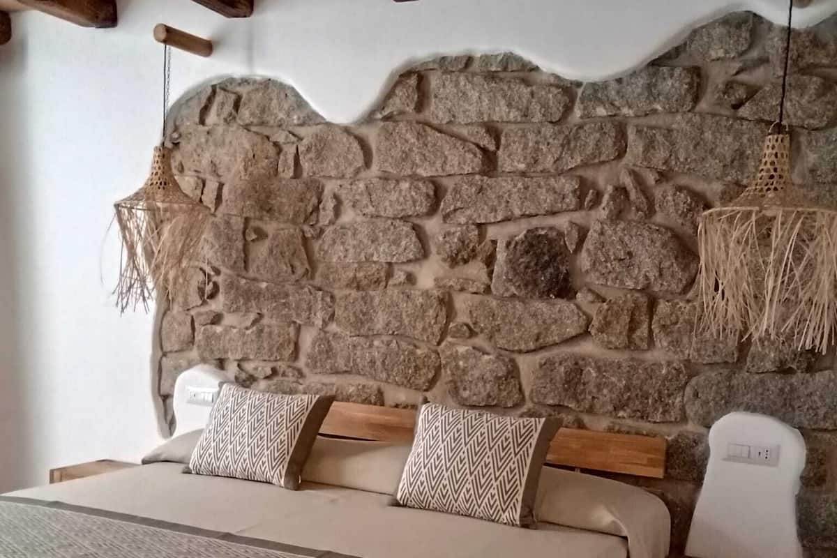 Deluxe Triple Room | In-room safe, desk, soundproofing, free WiFi