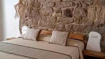 Deluxe Triple Room | In-room safe, desk, soundproofing, free WiFi