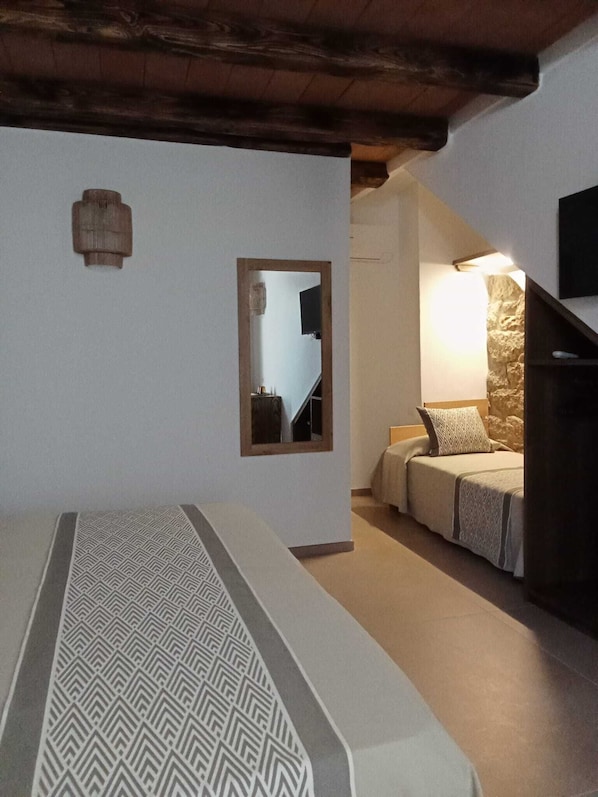 Deluxe Triple Room | In-room safe, desk, soundproofing, free WiFi - LOCANDA IL BUSCIOLOTTO (Santa Teresa Gallura)