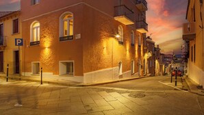 A street with a building featuring a sign that reads "Pensione." - LOCANDA IL BUSCIOLOTTO (Santa Teresa di Gallura)