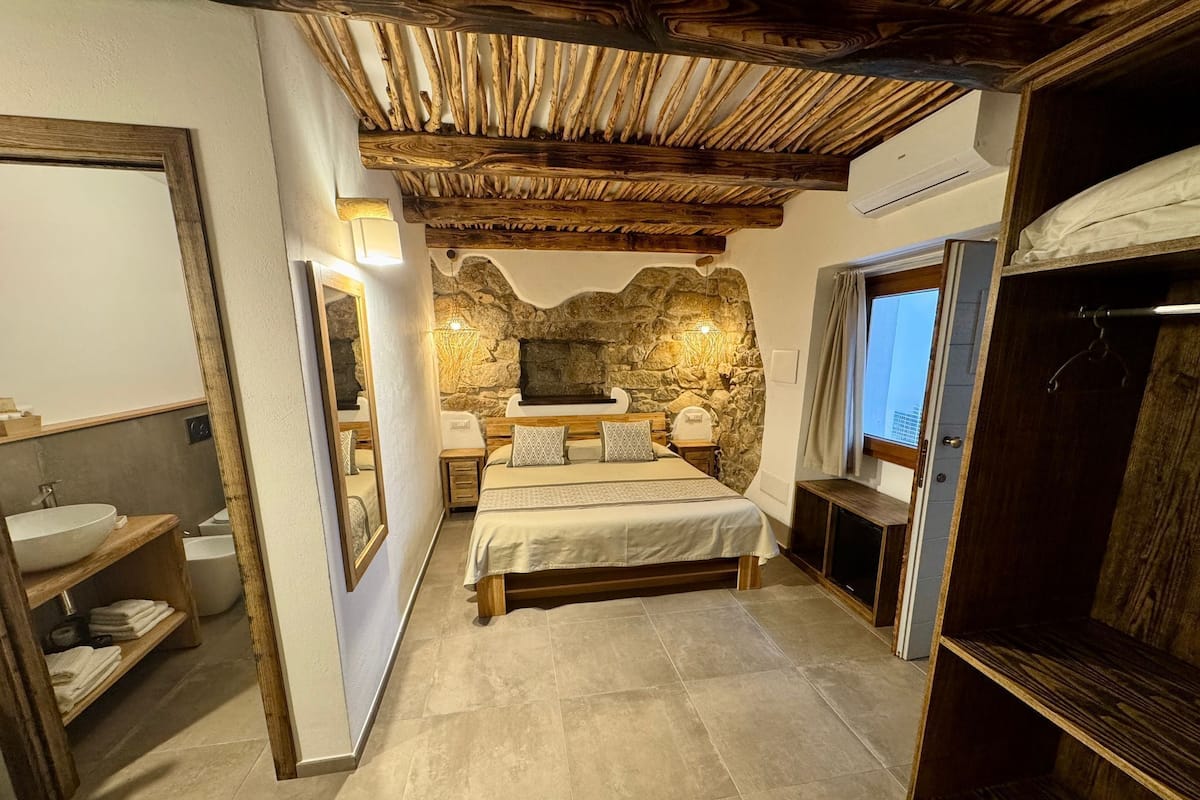 Deluxe Triple Room | In-room safe, desk, soundproofing, free WiFi