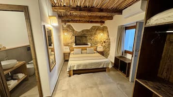 Tremannsrom – deluxe | Safe på rommet, skrivebord, lydisolert og wi-fi (inkludert)