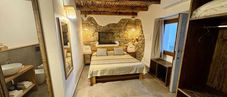 Deluxe Triple Room | In-room safe, desk, soundproofing, free WiFi