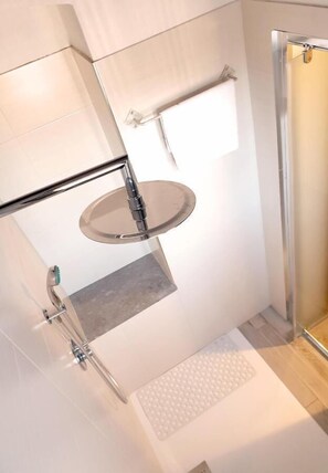 Habitación superior con 1 cama doble o 2 individuales, vistas a la montaña | Baño | Ducha, artículos de higiene personal gratuitos, secador de pelo y bidé