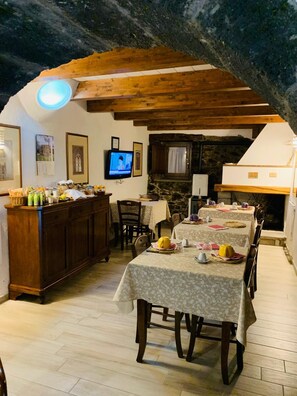 Free daily buffet breakfast