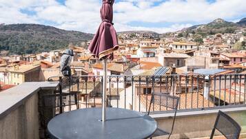 Suite Deluxe, 2 camere da letto, aria condizionata, vista montagna | Terrazza/patio