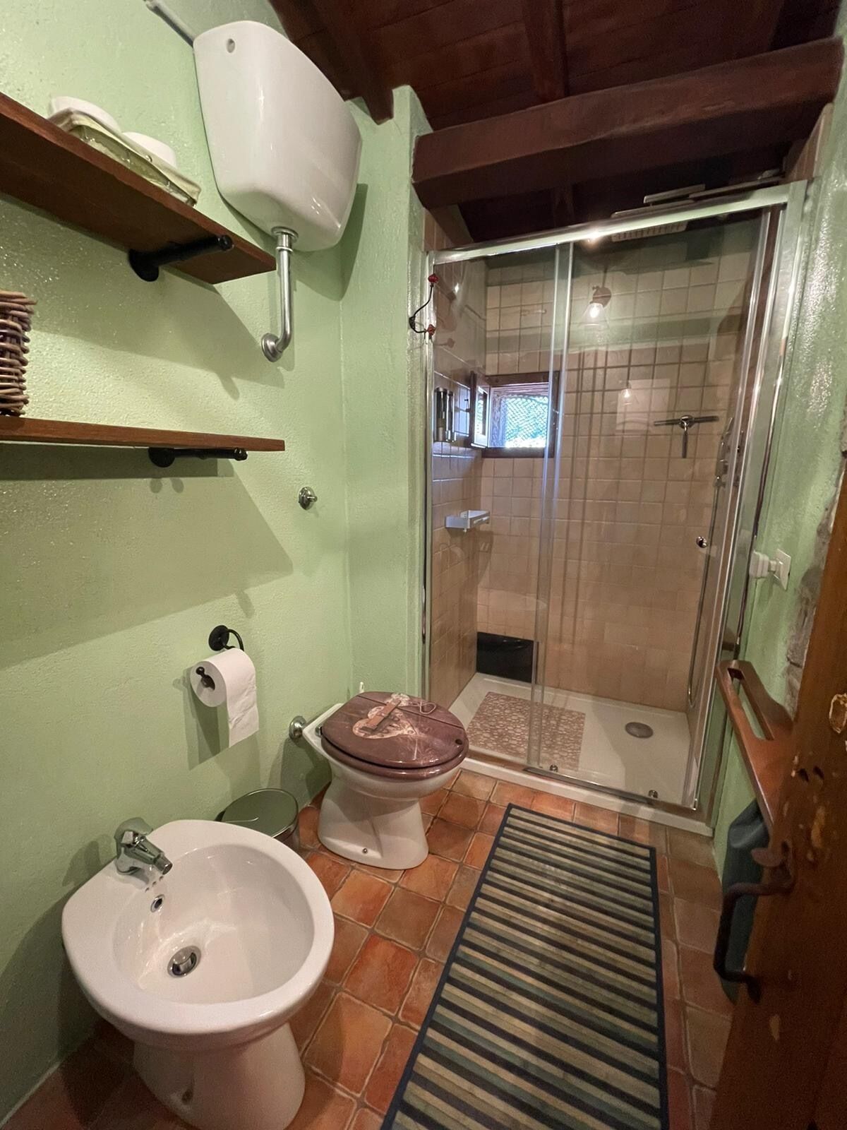 Un bagno con il water, bidet e doccia.