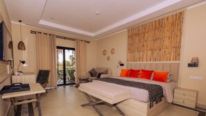 A bedroom with a bed, a desk, and a chair. - Bakadaji Hotel (Serrekunda)