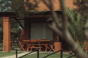 Chaumière Confort, patio, vue sur le jardin | Coffre-fort, système d’insonorisation, accès au Wi-Fi (inclus)