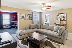 House | 8 bedrooms, Internet - Modern 8BR Home With Private Pool and hot tub (Davenport)