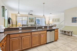 8 bedrooms, Internet - Modern 8BR Home With Private Pool and hot tub (Davenport)