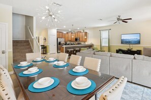 8 bedrooms, Internet - Modern 8BR Home With Private Pool and hot tub (Davenport)