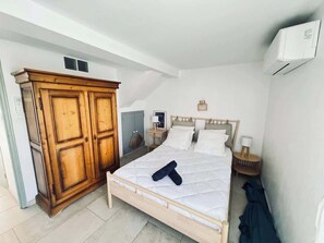 2 bedrooms, iron/ironing board, travel cot, WiFi