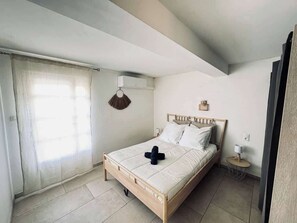 2 bedrooms, iron/ironing board, travel cot, WiFi - Villa Solera 3-Star, Garden, 30m from the Beach (Valras-Plage)