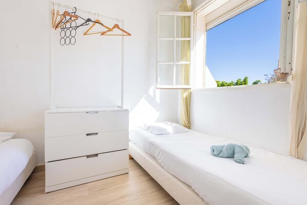 2 bedrooms, iron/ironing board, WiFi, bed sheets