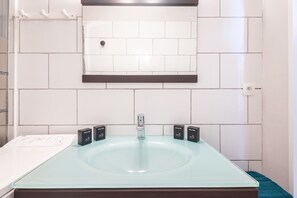 Shower, hair dryer, towels - Les Mouettes: 2BR Sea View, Beach 30m Away, 3 Stars (Valras-Plage)