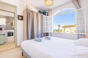 2 bedrooms, iron/ironing board, WiFi, bed sheets - Les Mouettes: 2BR Sea View, Beach 30m Away, 3 Stars (Valras-Plage)