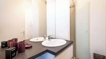Douche, sèche-cheveux, serviettes fournies