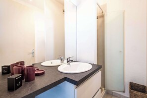 Douche, séchoir à cheveux, serviettes fournies