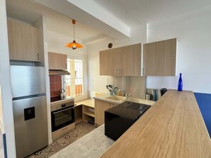 Kjøleskap, mikrobølgeovn, ovn og kokeplater